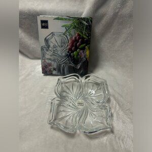 Mikasa Flores leaf-shaped pattern swirled petals 13” crystal dish